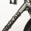 Knaap bike Spacegrey Profitez D'un Confort Ultime Avec Le Vélo Électrique Knaap Spacegrey À Suspension Intégrale, Éclairage LED Puissant De 1200 Lumens, Cadre En Aluminium Léger Et Selle Extra-Longue Pour Des Trajets Fluides Et Sécurisés.